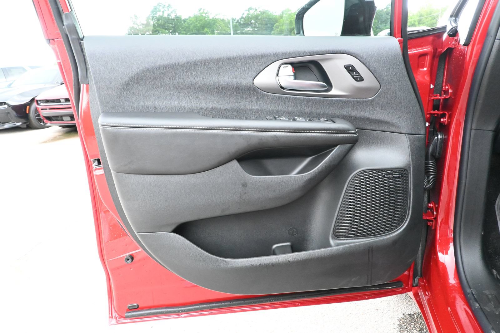 New 2027 Chrysler Pacifica Limited AWD/4WD image 7