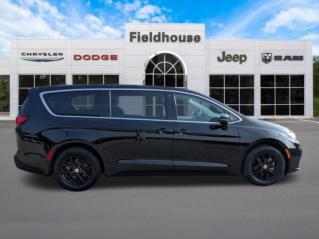 Used 2024 Chrysler Pacifica Touring-L FWD image 4