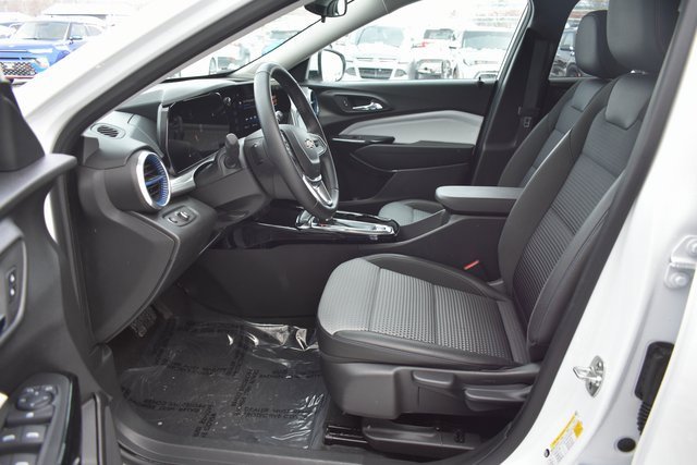 Used 2025 Chevrolet Trax LT w/ LT Convenience Package image 13