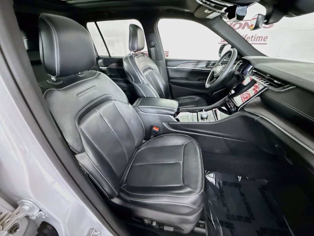 Used 2023 Jeep Grand Cherokee Overland AWD/4WD image 35