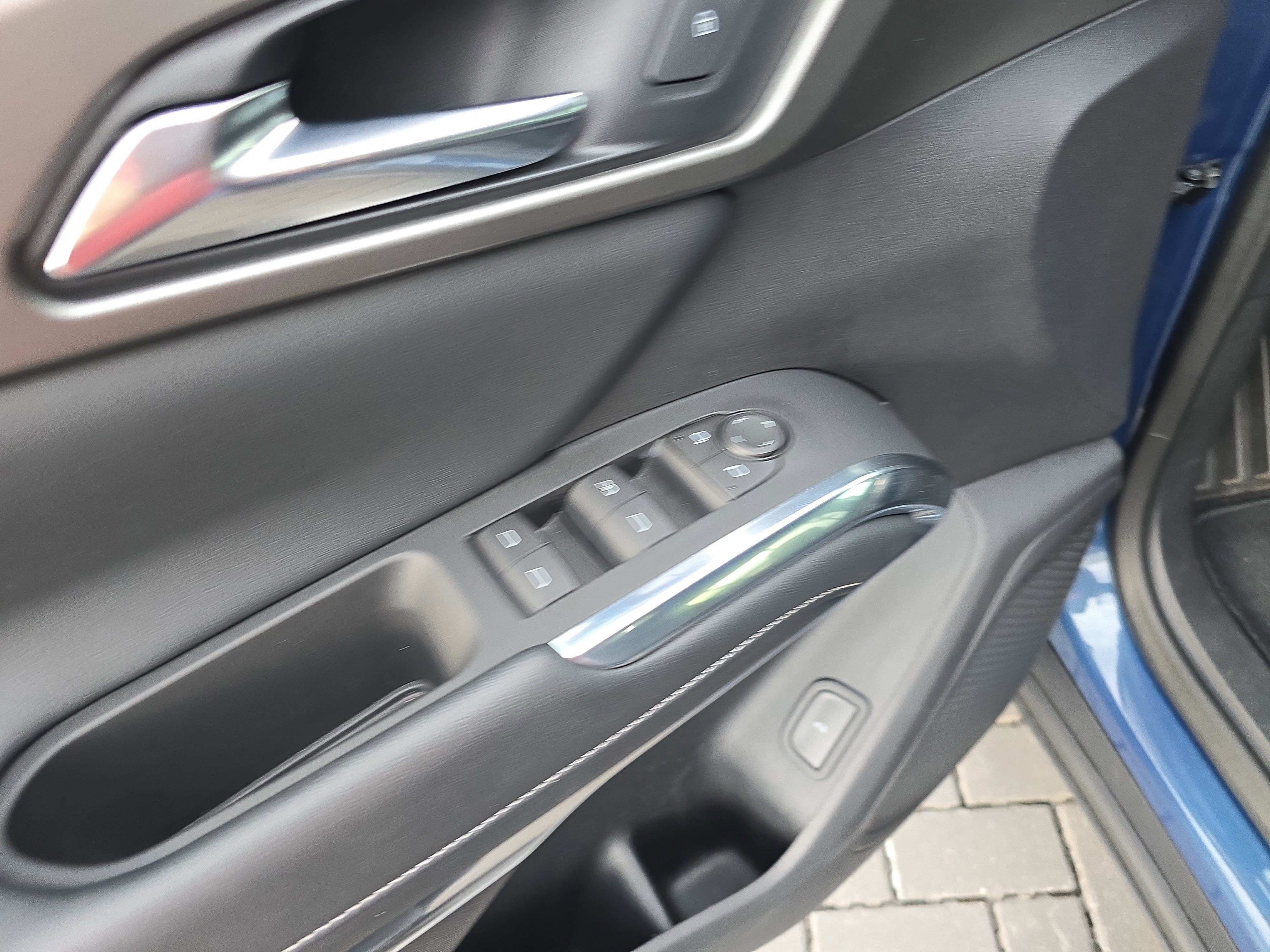 Used 2025 Chevrolet Traverse LT image 21