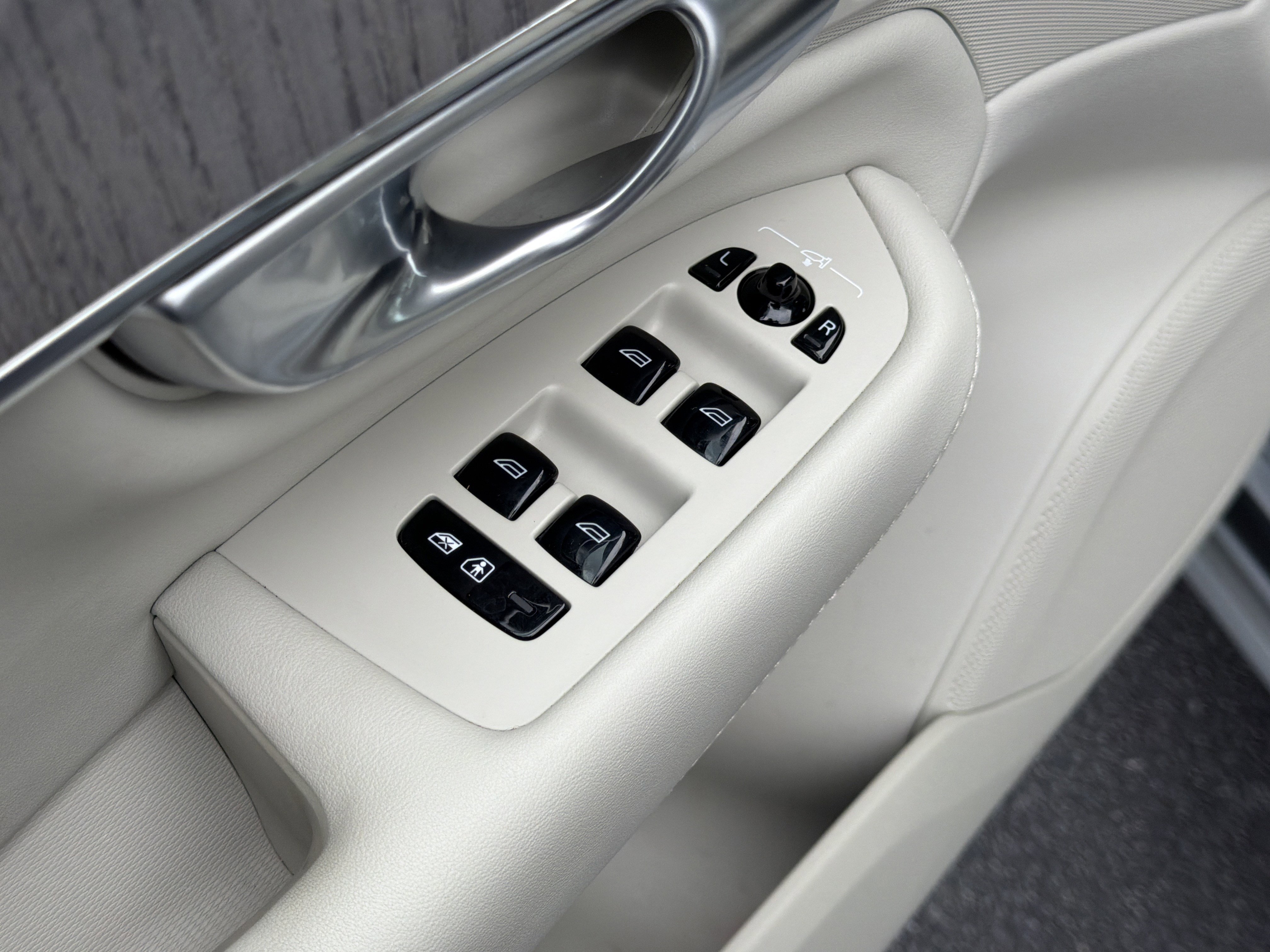 Certified 2024 Volvo XC90 T8 Plus w/ Protection Package Premier image 15