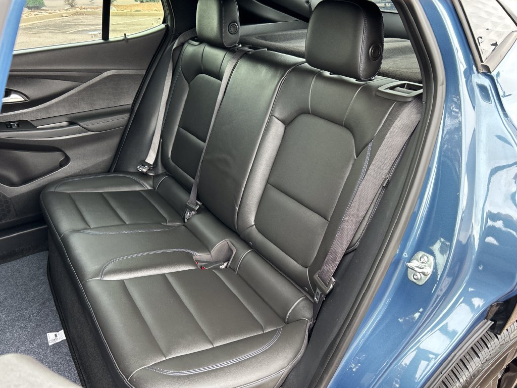 Used 2025 Buick Envista Sport Touring w/ Convenience II Package FWD image 17