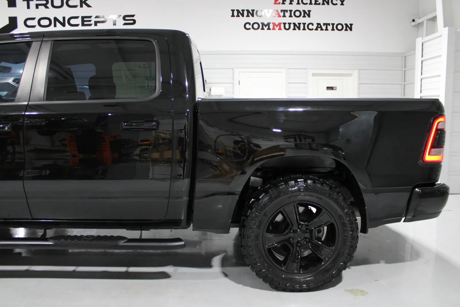 Used 2024 RAM 1500 Laramie AWD/4WD image 23