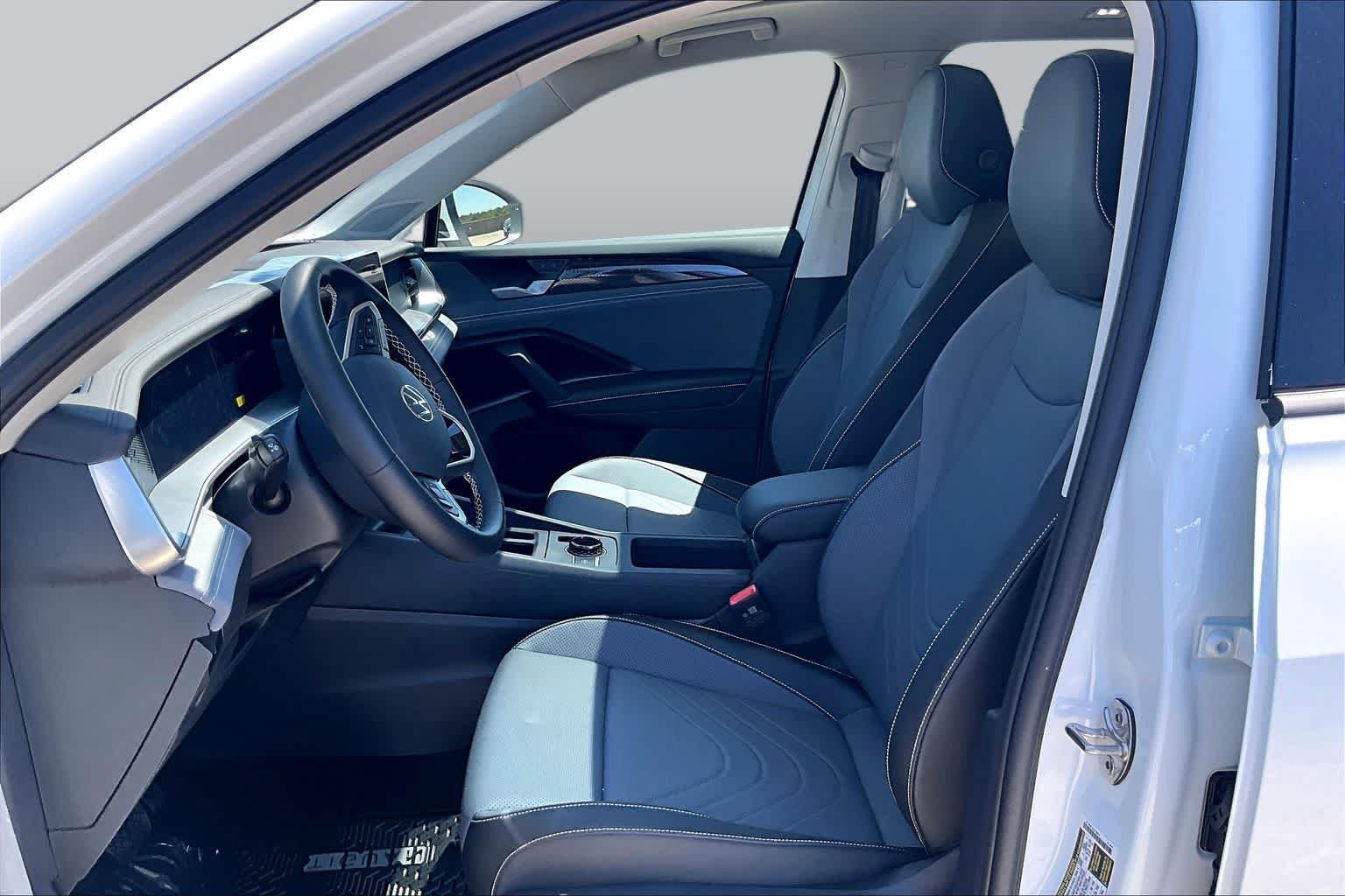 New 2026 Volkswagen Tiguan SE FWD image 9