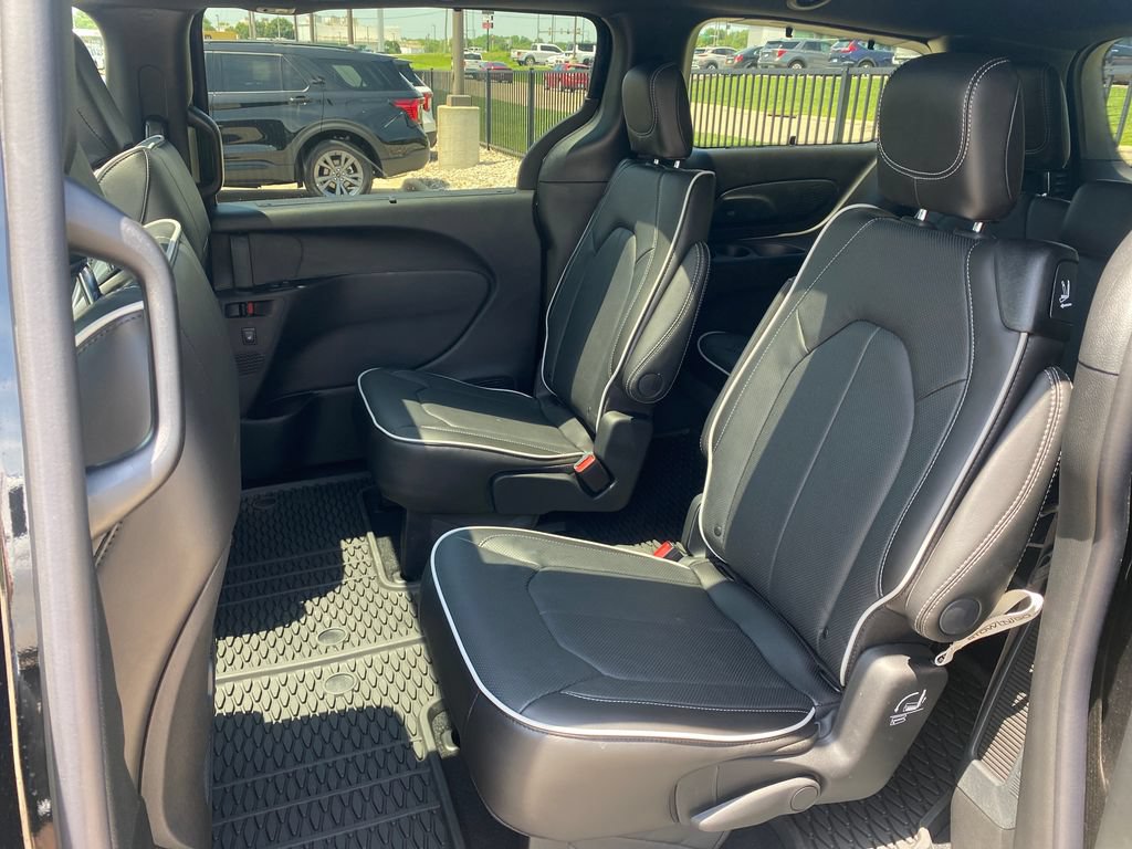New 2027 Chrysler Pacifica Limited w/ S Appearance Package FWD image 19