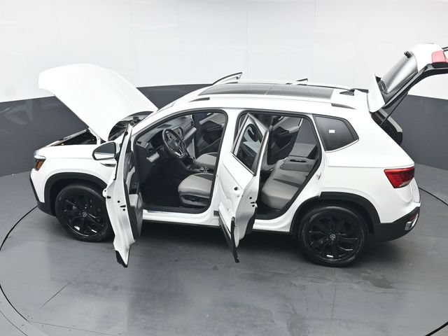 Used 2022 Volkswagen Taos SE w/ Panoramic Sunroof Package AWD/4WD image 43