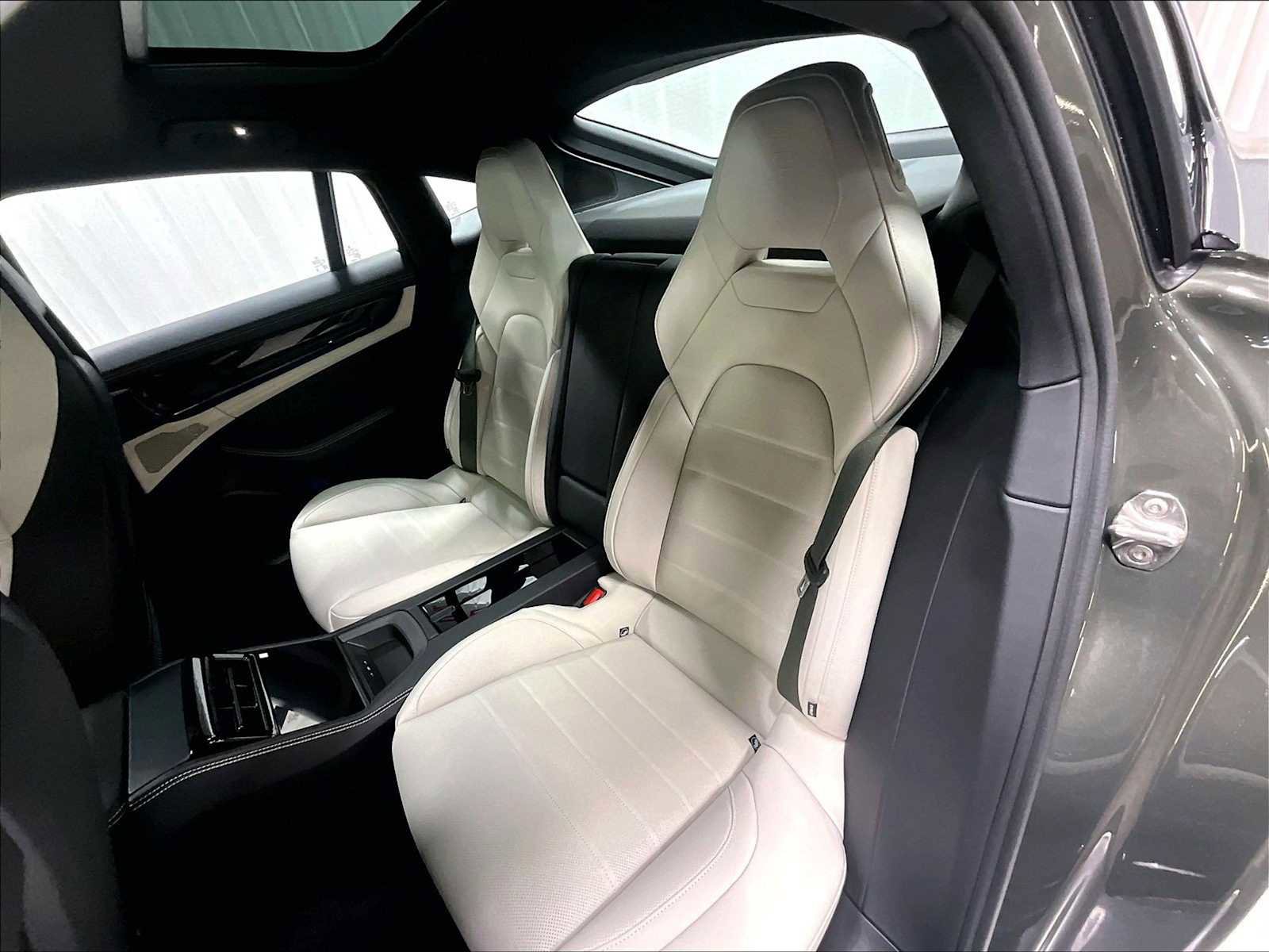 Used 2026 Porsche Panamera 4 image 27