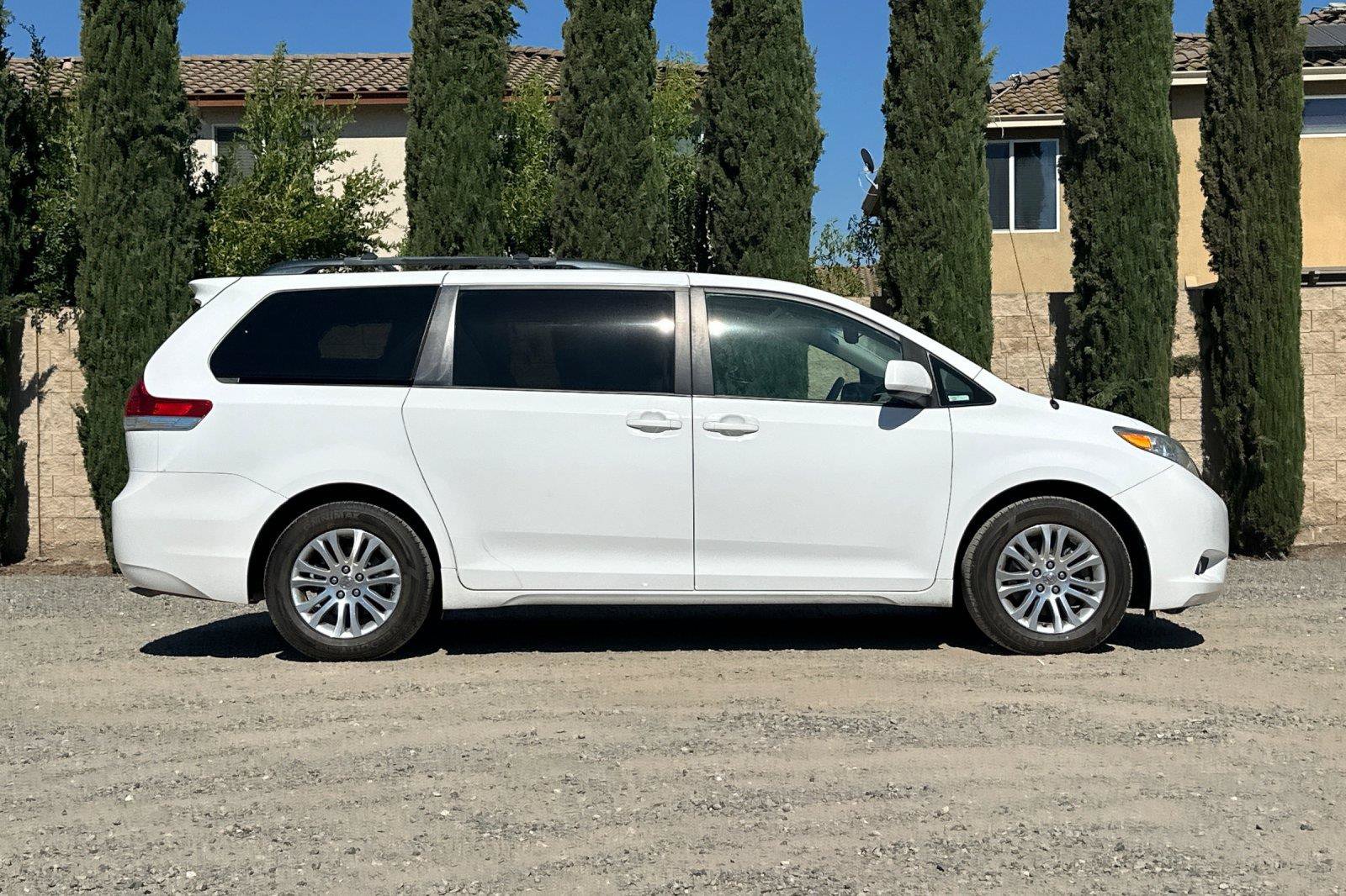 Used 2014 Toyota Sienna XLE FWD image 3