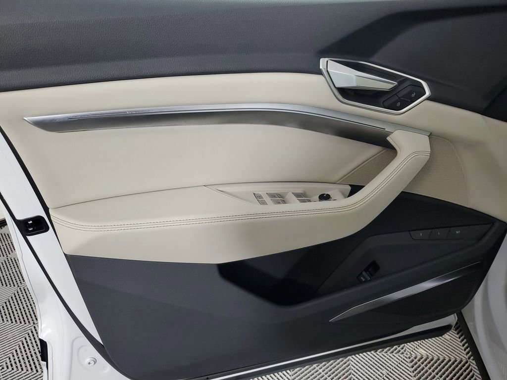 Used 2024 Audi Q8 e-tron Premium Plus w/ Premium Plus Package image 18