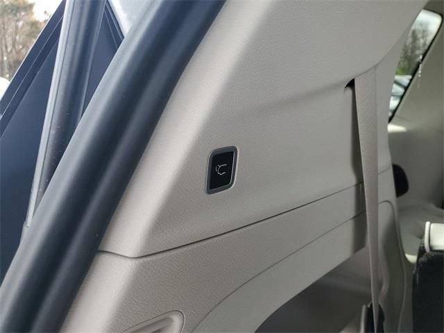 New 2023 Chrysler Pacifica Limited FWD image 8