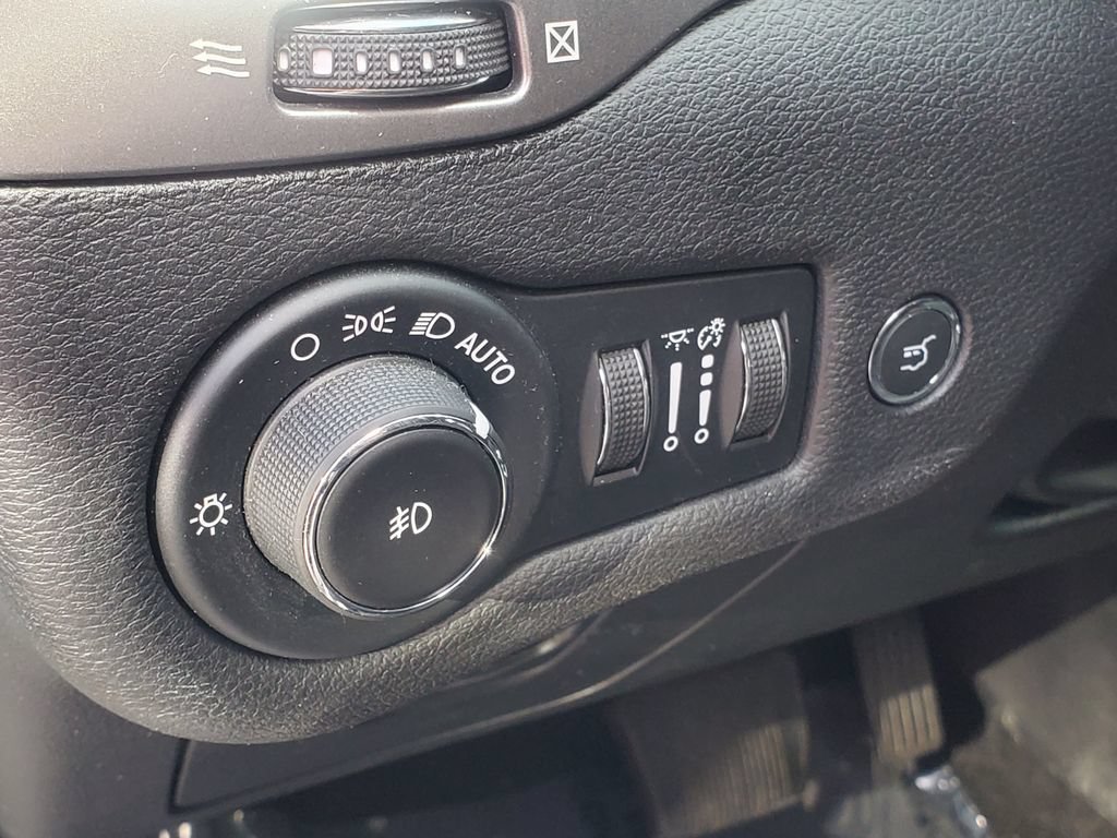 Used 2020 Jeep Cherokee Limited AWD/4WD image 11