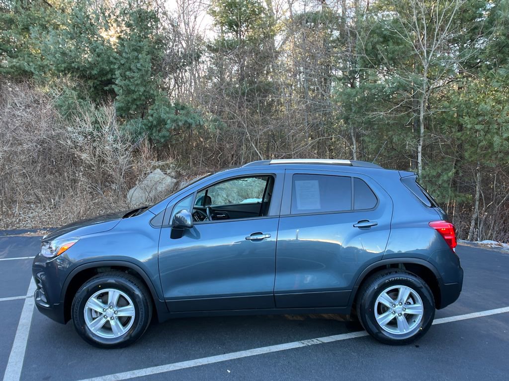 Used 2022 Chevrolet Trax LT w/ LT Convenience Package image 2
