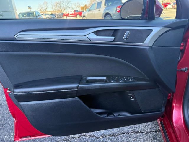 Used 2020 Ford Fusion SE image 11