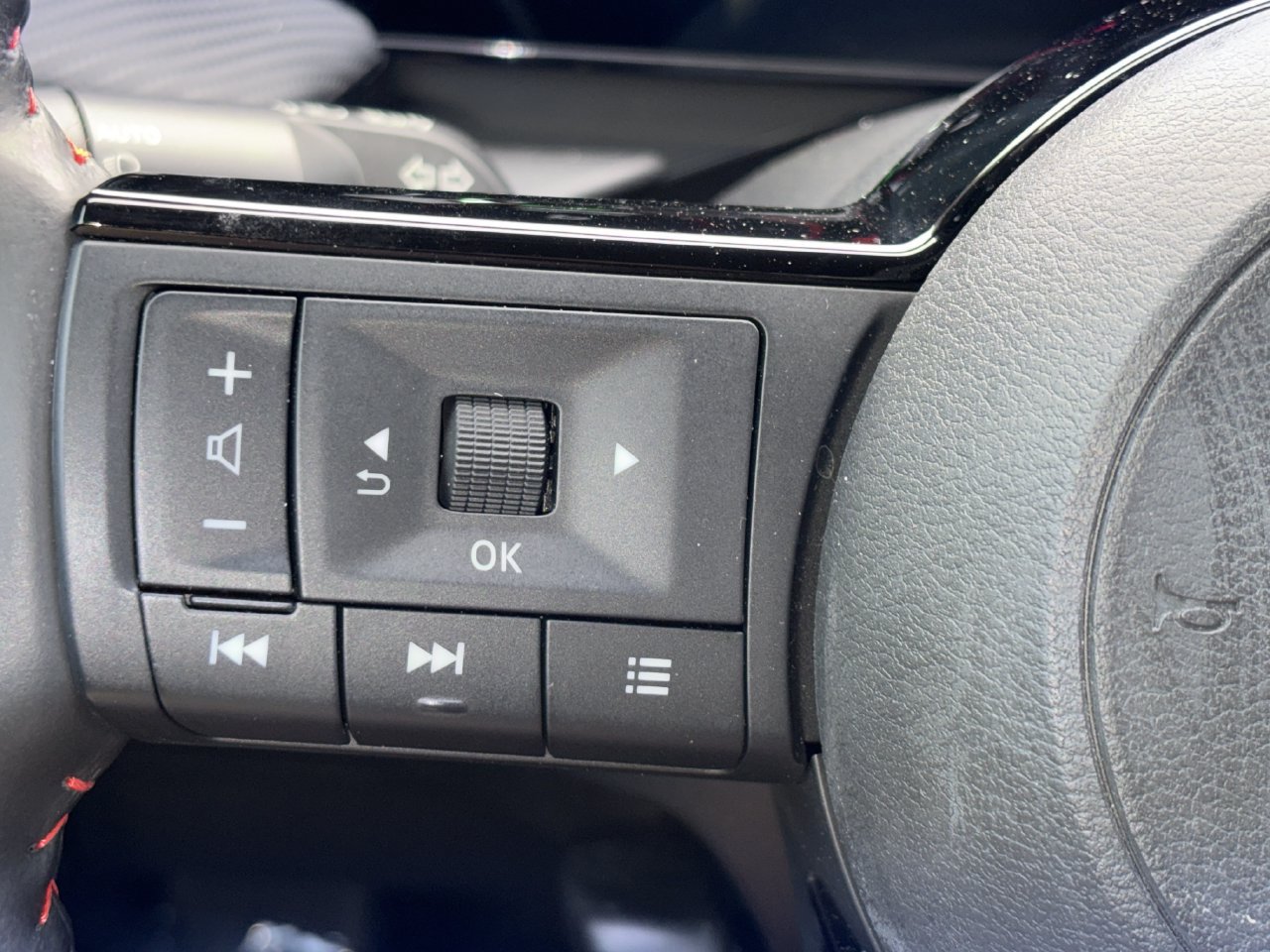 Used 2025 Nissan Kicks SR AWD/4WD image 12