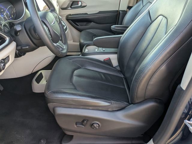 Used 2022 Chrysler Pacifica Touring-L image 13