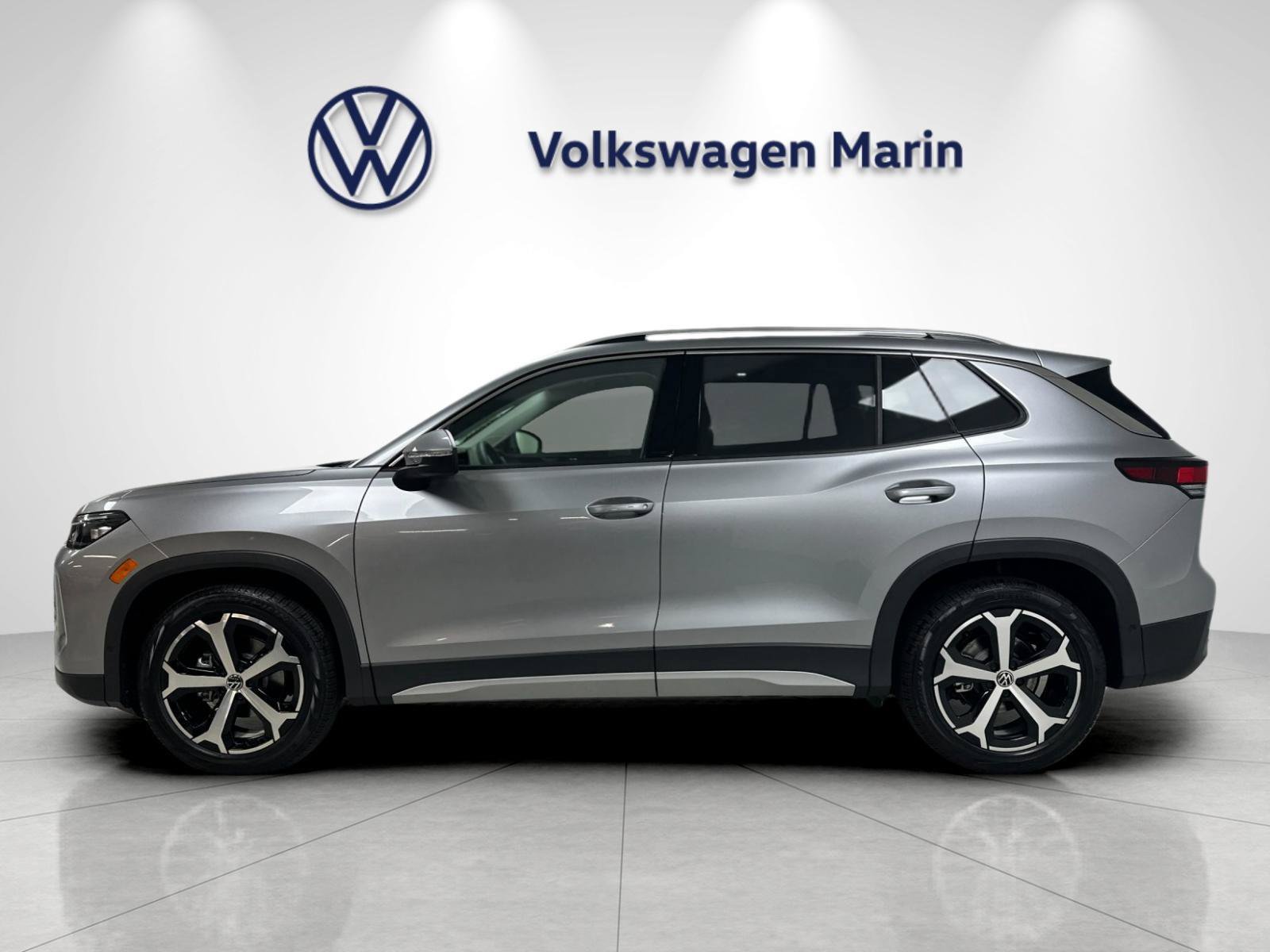 New 2026 Volkswagen Tiguan SE FWD image 2