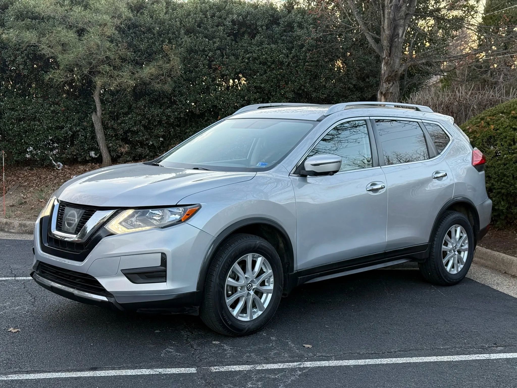 Used 2017 Nissan Rogue SV w/ SV Premium Package image 4