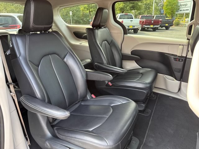 Used 2023 Chrysler Pacifica Touring-L FWD image 21