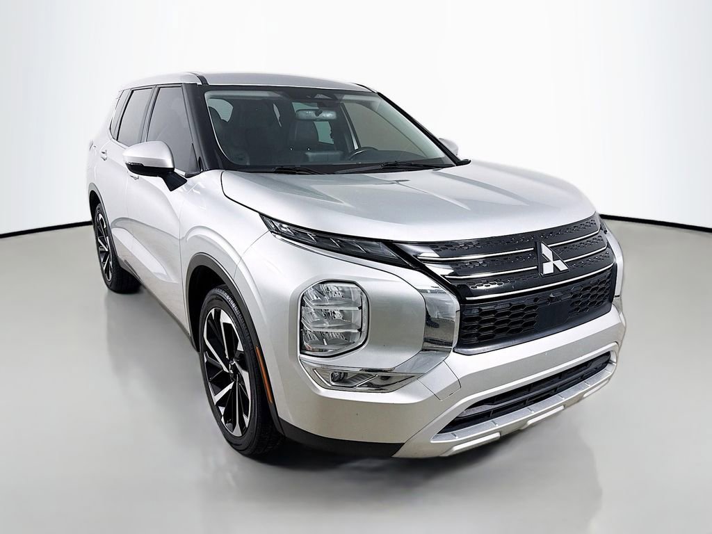 Used 2023 Mitsubishi Outlander SE FWD image 1