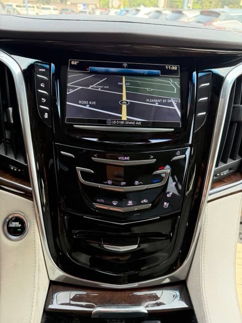 Used 2017 Cadillac Escalade ESV Luxury AWD/4WD image 24