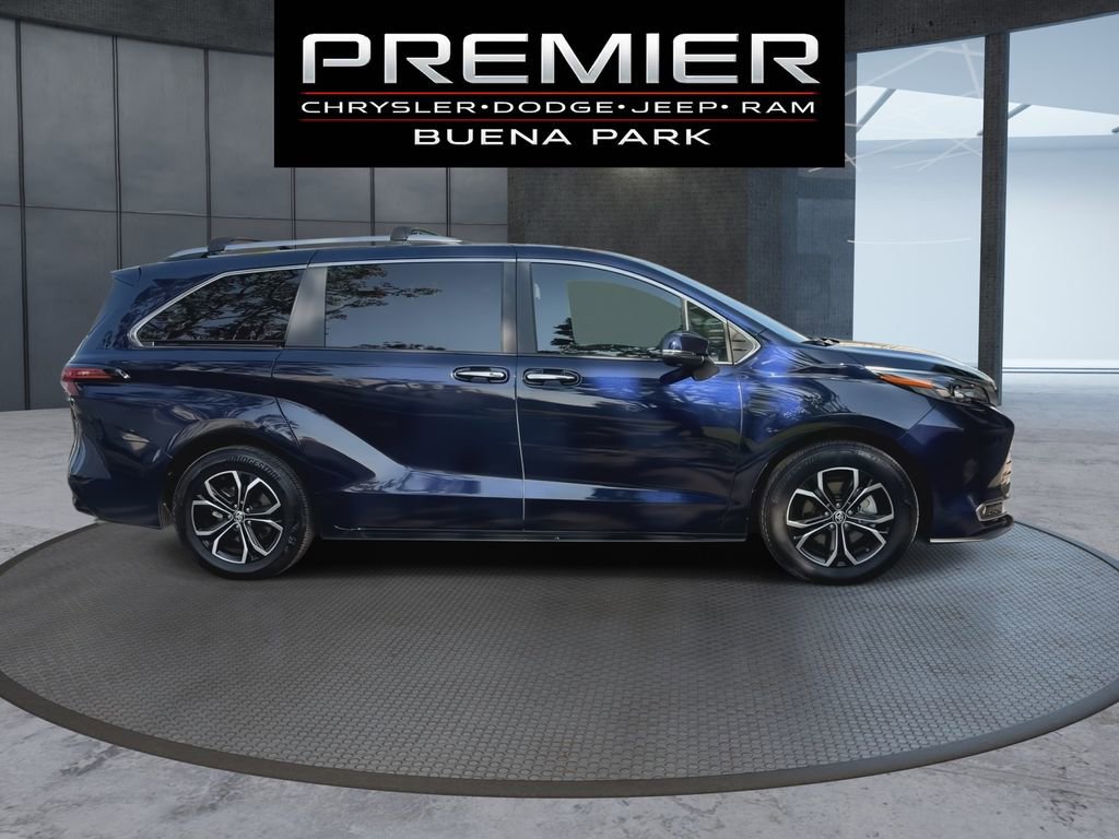 Used 2025 Toyota Sienna Platinum image 9