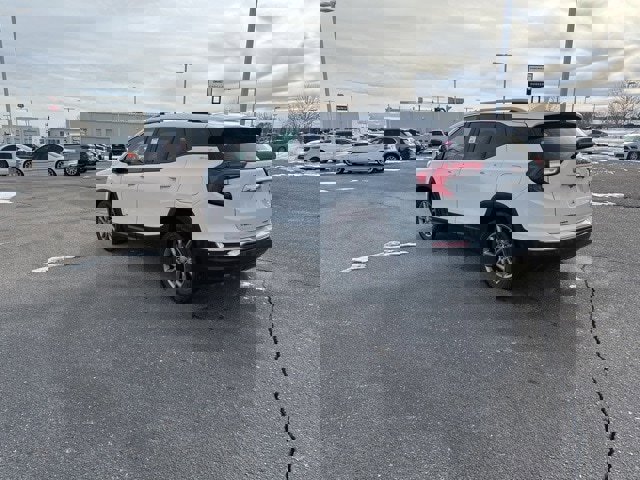 Used 2024 GMC Terrain SLT image 4