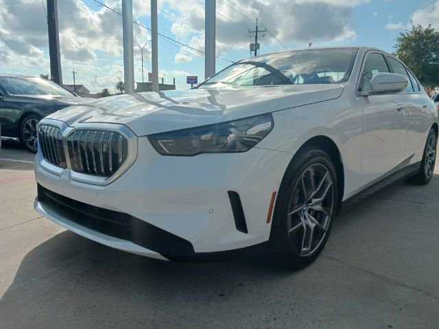 New 2024 BMW i5 eDrive40i w/ Convenience Package image 3