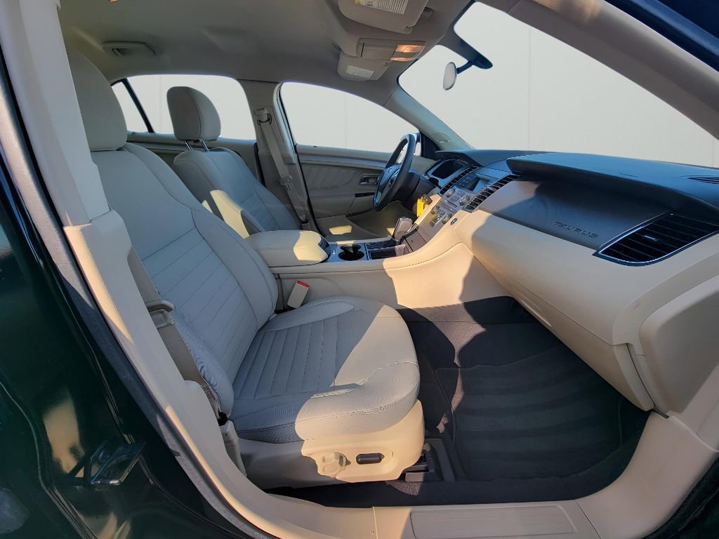 Used 2018 Ford Taurus SE image 32