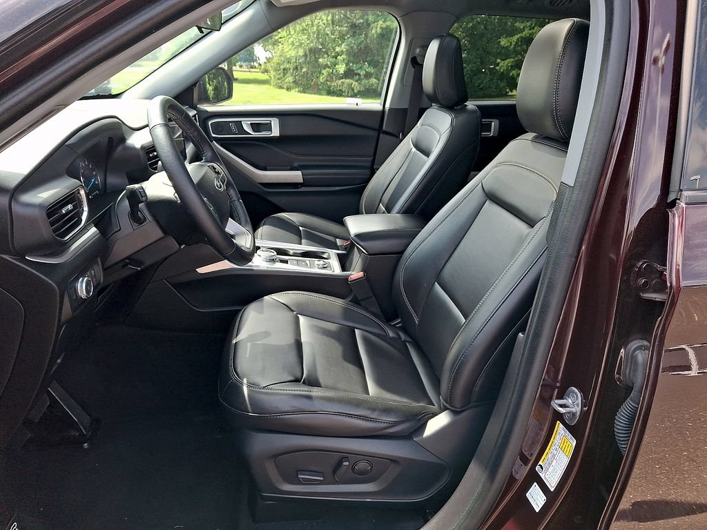 Used 2022 Ford Explorer XLT w/ Equipment Group 202A AWD/4WD image 16