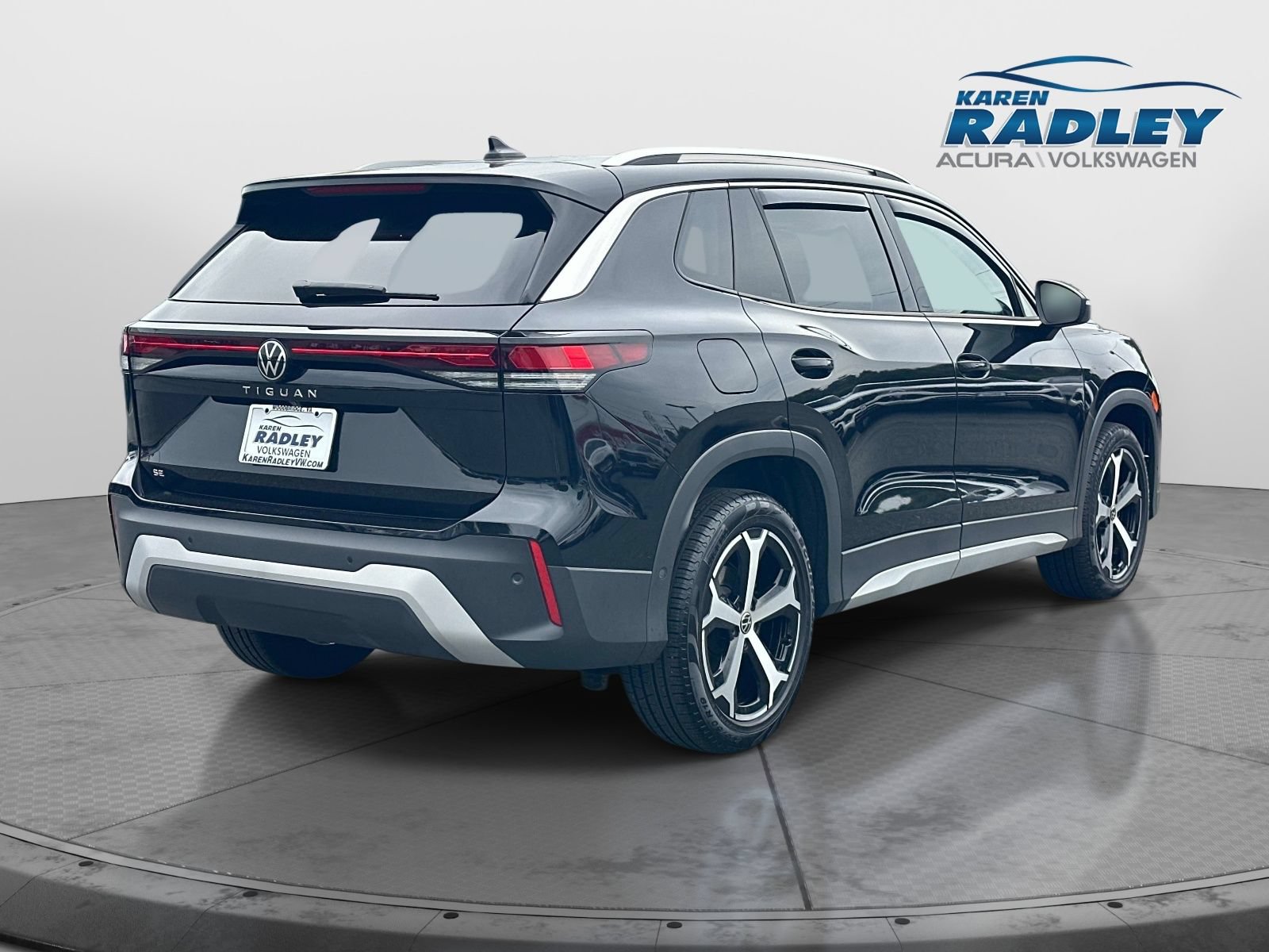 Certified 2025 Volkswagen Tiguan SE FWD image 2