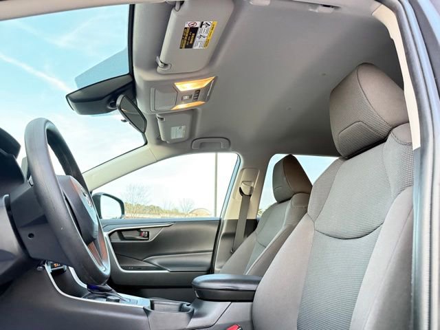 Used 2021 Toyota RAV4 LE AWD/4WD image 24