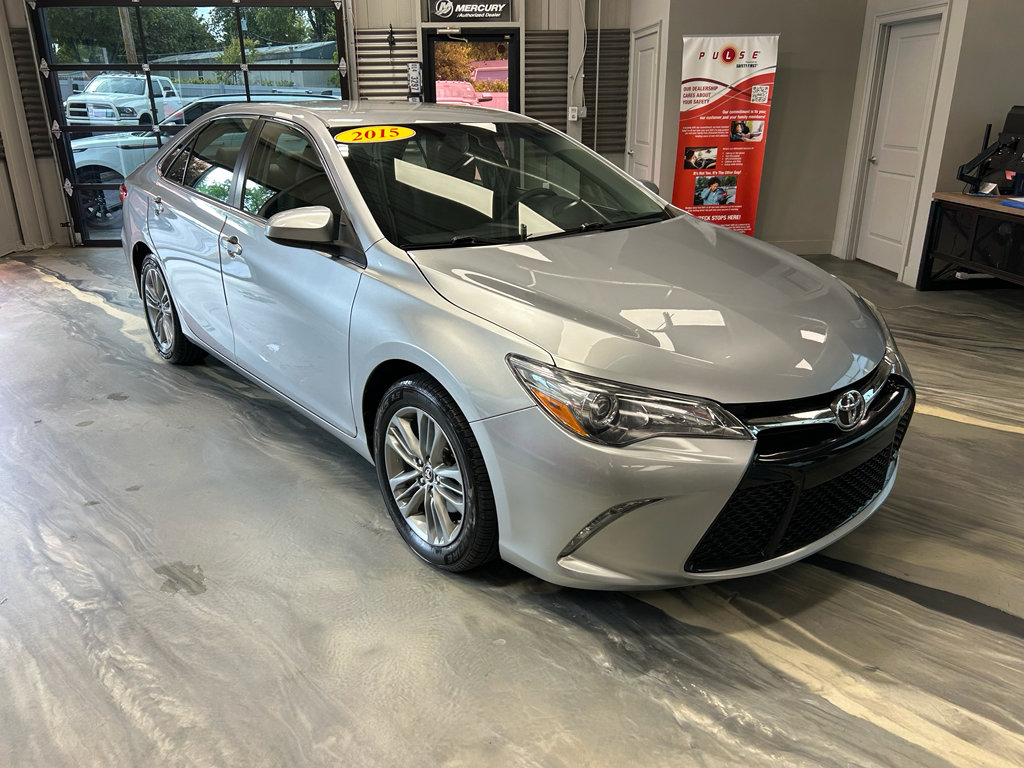 Used 2015 Toyota Camry SE FWD image 1