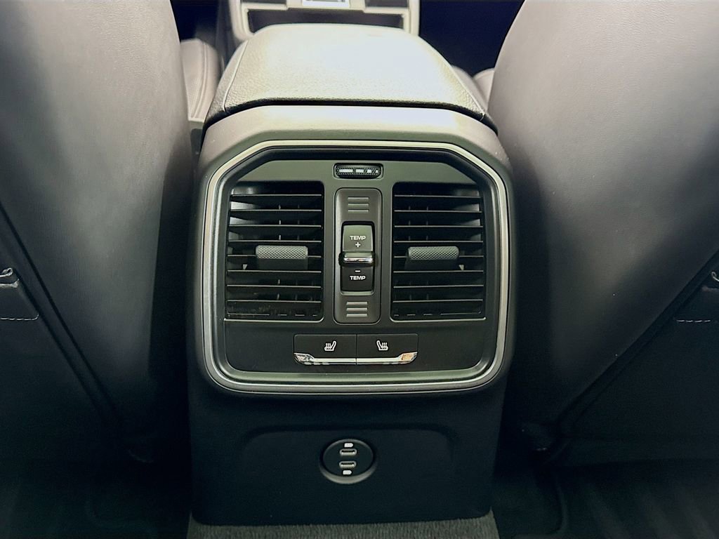 Certified 2025 Porsche Macan AWD/4WD image 29