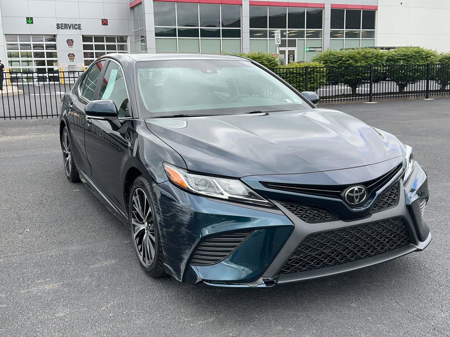 Used 2018 Toyota Camry SE w/ Moonroof Package FWD image 3