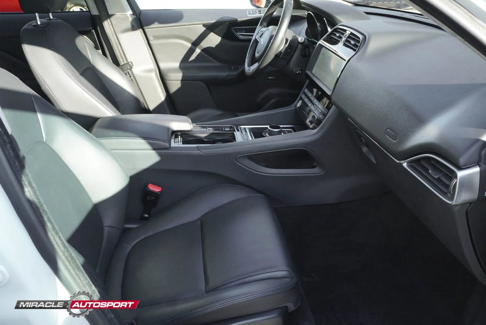 Used 2019 Jaguar F-PACE Premium image 31