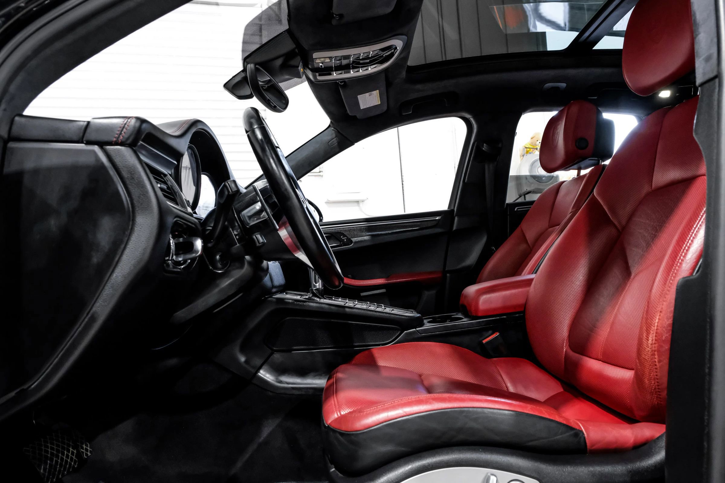 Used 2017 Porsche Macan Turbo image 15