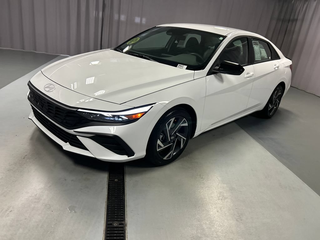 Used 2025 Hyundai Elantra Sport FWD image 3