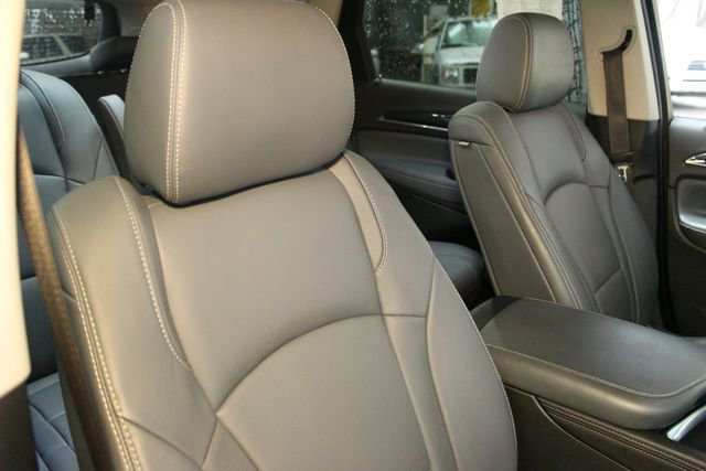 Used 2021 Buick Enclave Essence image 11