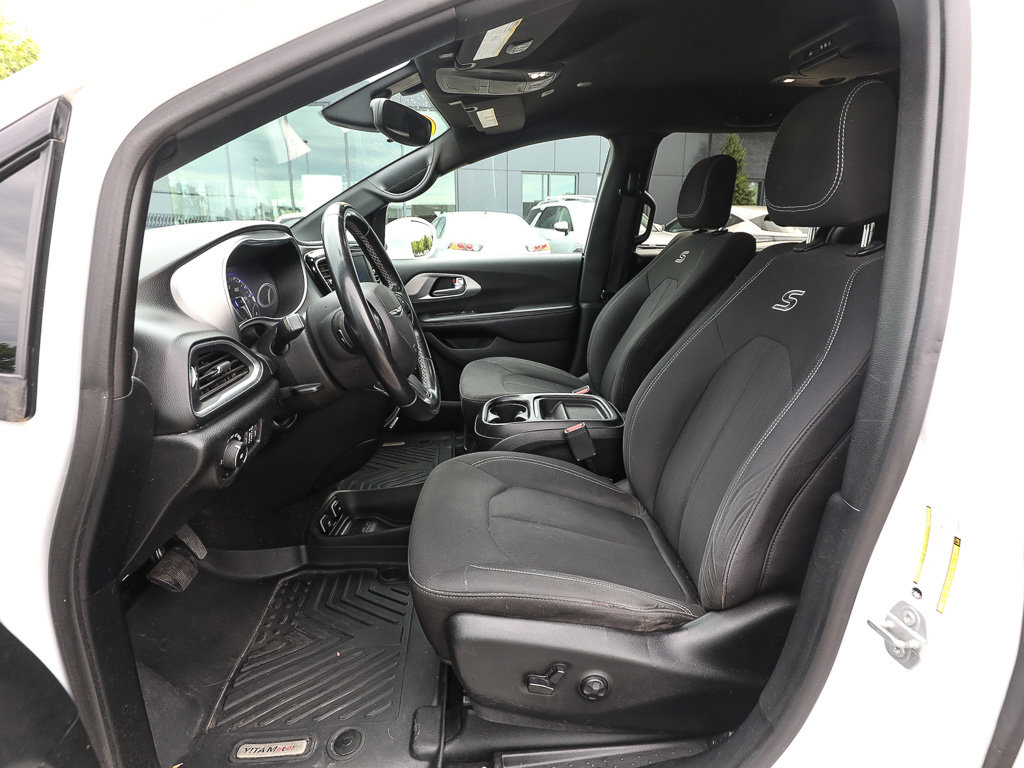 Used 2018 Chrysler Pacifica Touring Plus w/ S Appearance Package FWD image 11