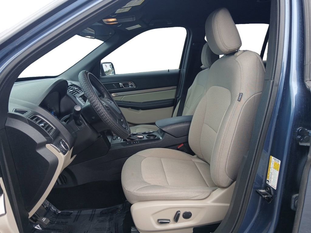 Used 2018 Ford Explorer XLT image 9