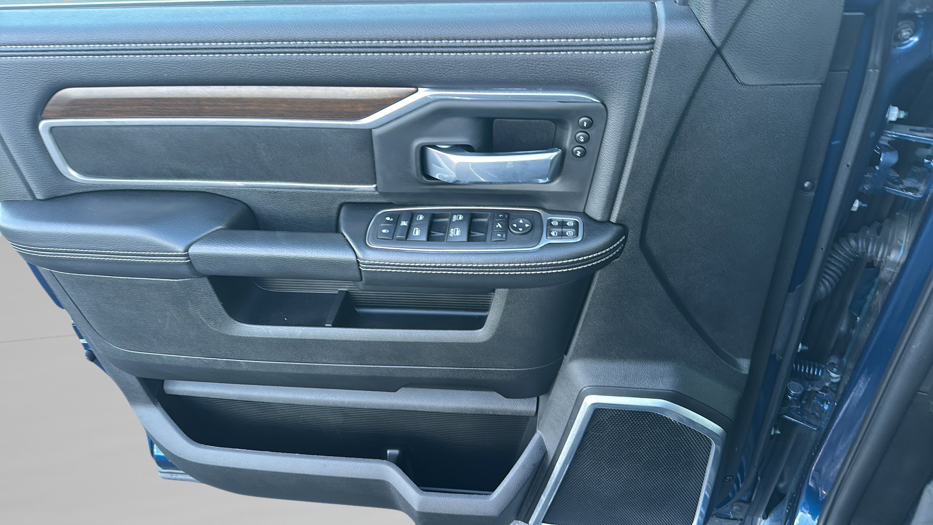 Used 2024 RAM 2500 Laramie w/ Off Road Package image 38