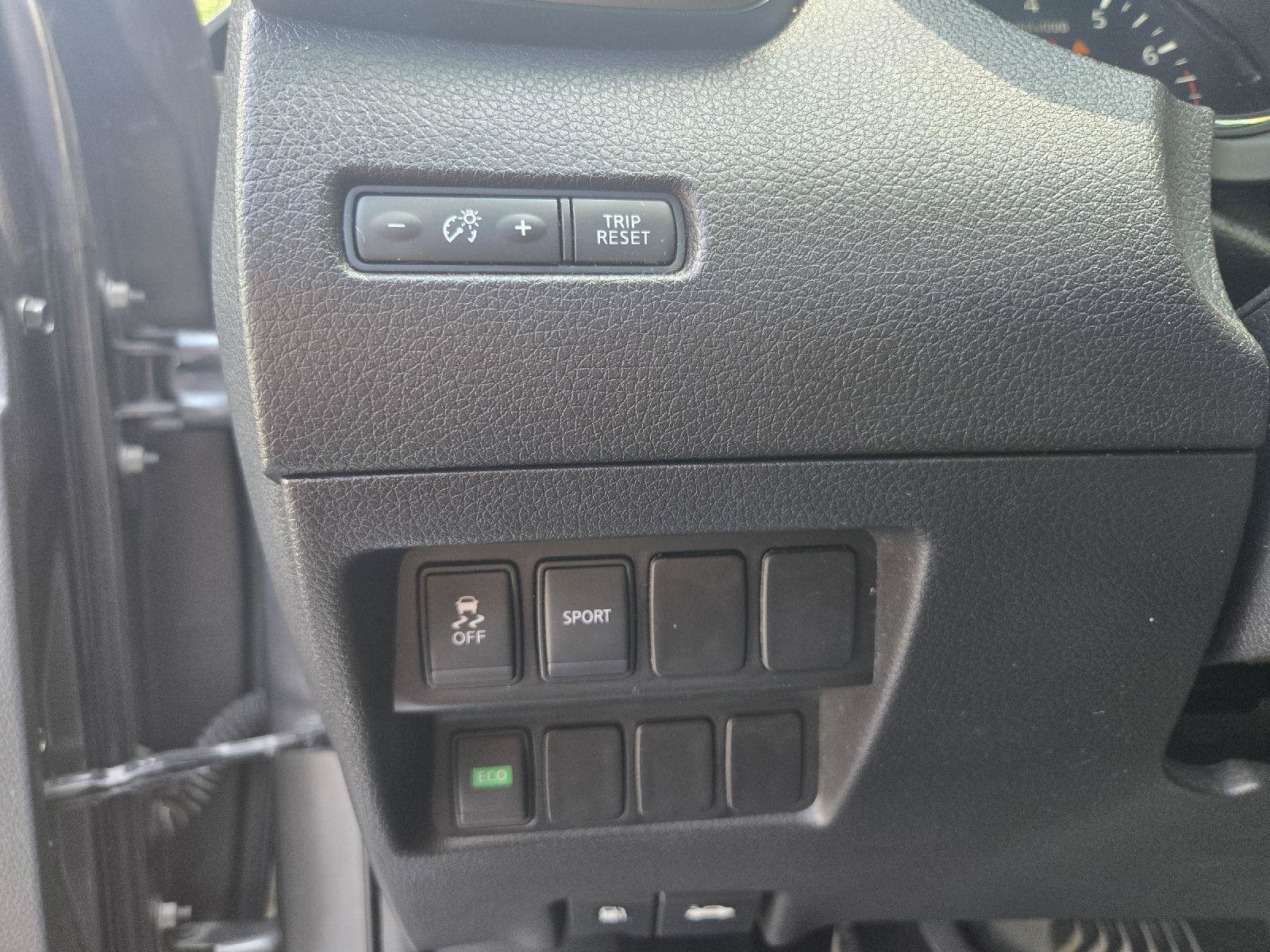 Used 2015 Nissan Rogue SV w/ SV Moonroof Package FWD image 15