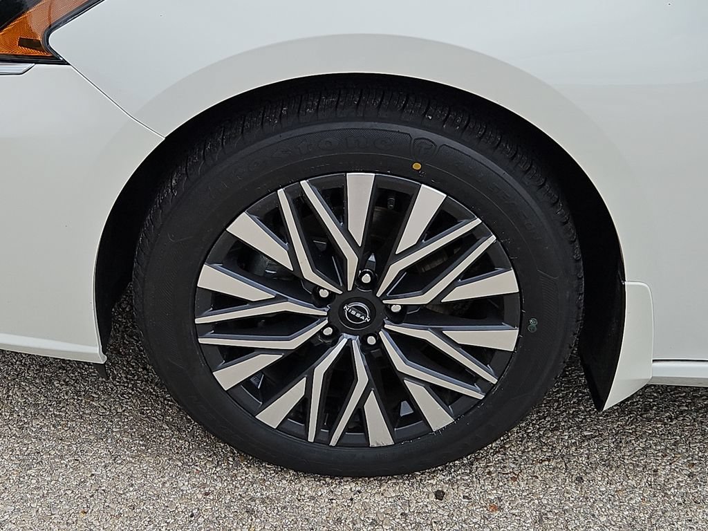 Used 2024 Nissan Altima 2.5 SV FWD image 14