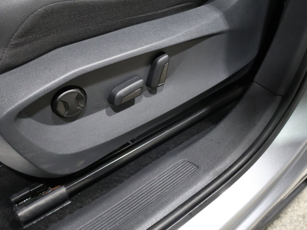 Used 2024 Volkswagen Tiguan SE image 11