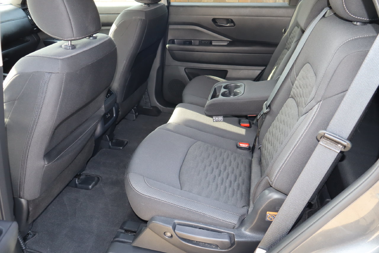 Used 2025 Nissan Pathfinder SV FWD image 5