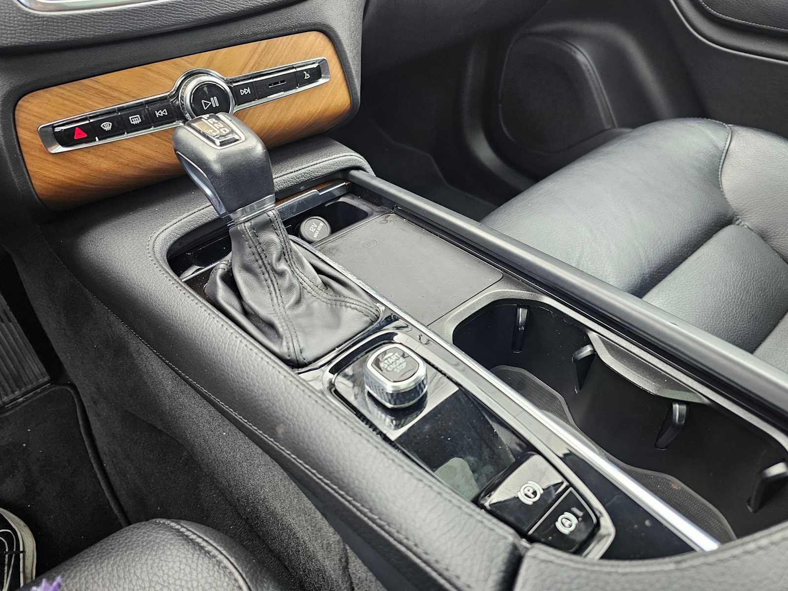 Used 2022 Volvo XC90 T6 Momentum w/ Advanced Package AWD/4WD image 37