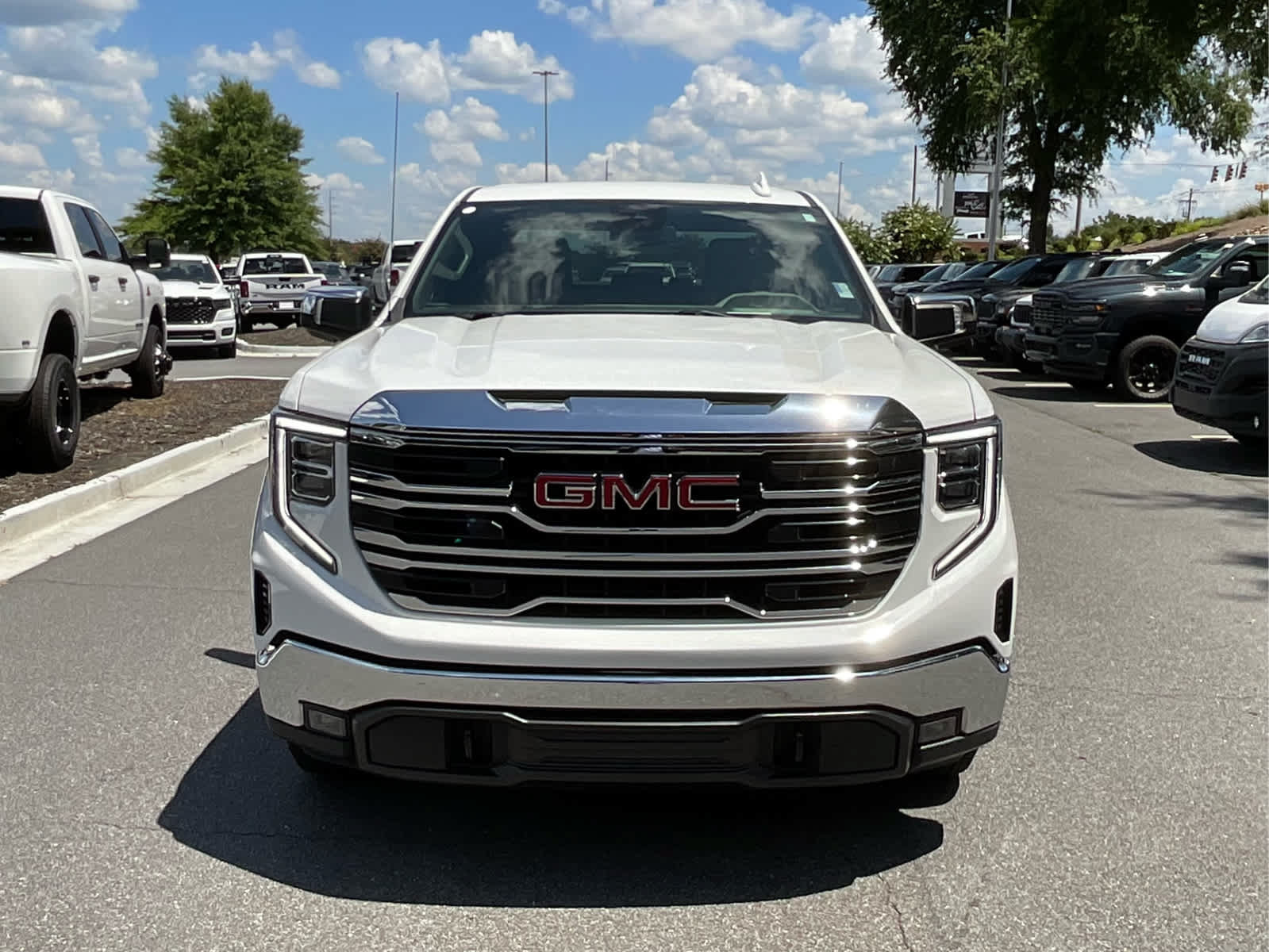 Used 2024 GMC Sierra 1500 SLT AWD/4WD image 8