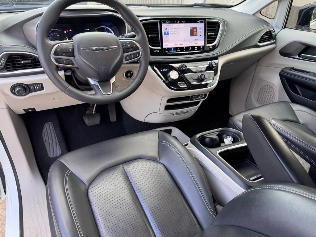 Used 2024 Chrysler Pacifica Limited FWD image 2