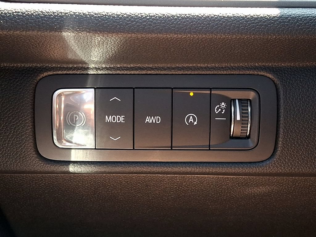 Used 2025 Chevrolet Traverse LT w/ Midnight/Sport Edition AWD/4WD image 26